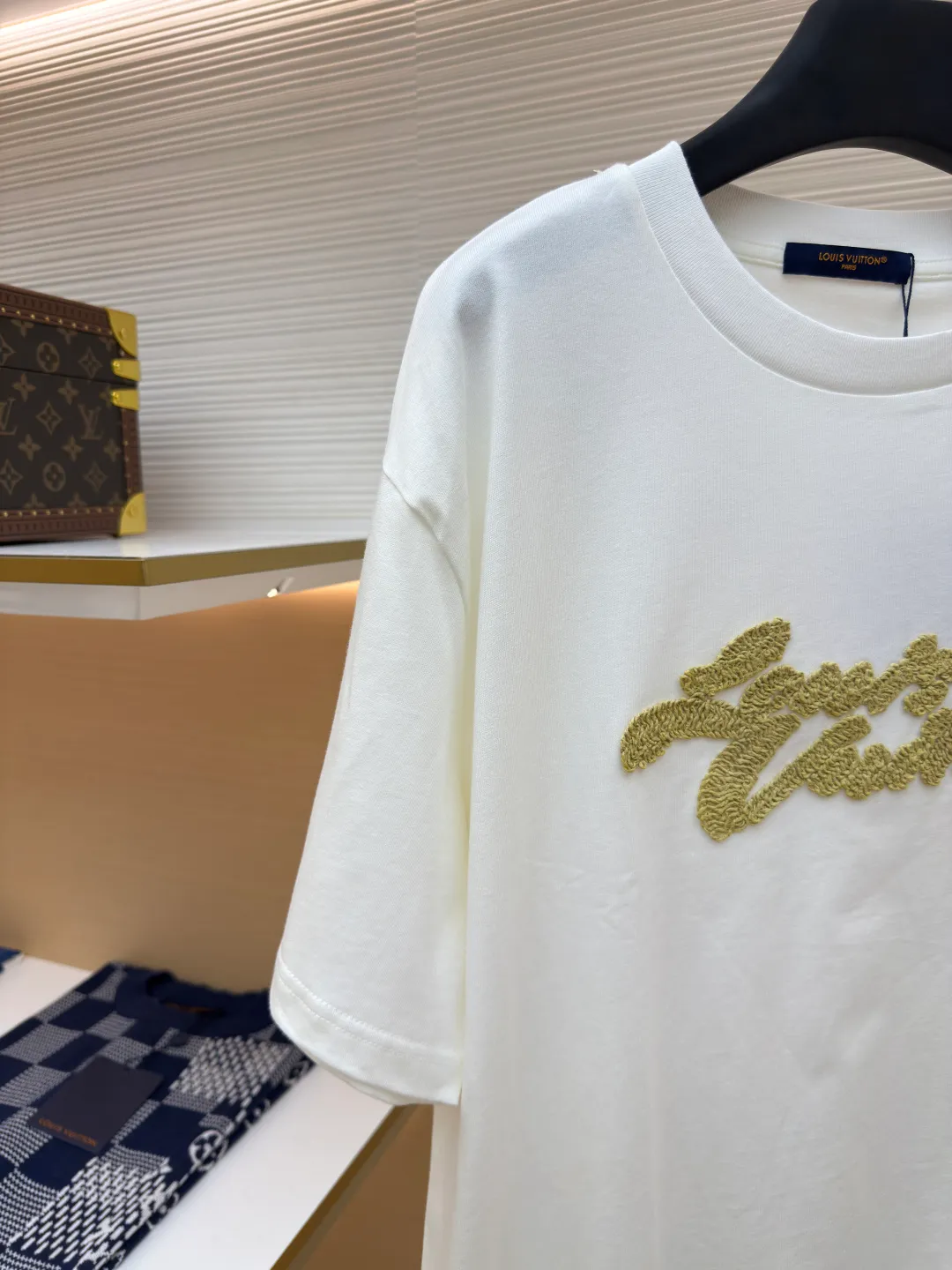 LOUIS VUITTON 拉菲草字母刺绣短袖 ●正品：10399购入开发 ●货号：1680198-A10 ●面料：平织优质棉 ●工艺：双纱拉架螺纹  ●版型：合身版型 ●克重：约285克 ●尺码：XS-S-M-L ●描述：巧妙运用拉菲草般的标志性元素，为经典廓形增添一抹手工气息。 Decorated with Louis Vuitton embroidery on the chest and Marque 1.Vuitton Dé 💰osée label on the back. The overall wiring is straight and delicate, the fabric is comfortable and soft, and the color is consistent without color difference. It can be matched with the same style to create a fashionable look and control various occasions. Customized accessories, complete with three standards, same style for men and women!